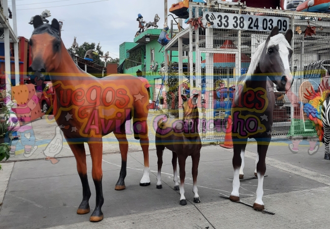 FAMILIA DE CABALLOS DE FIBRA DE VIDRIO, ELIGE EL COLOR DE CADA CABALLO. IDEAL PARA EXTERIOR POR SU RESISTENCIA A EL CLIMA EN EXTERIOS